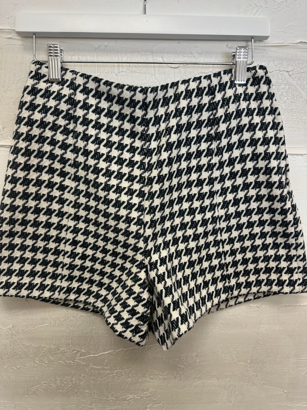 New w tags. Skies are Blue. Houndstooth shorts
